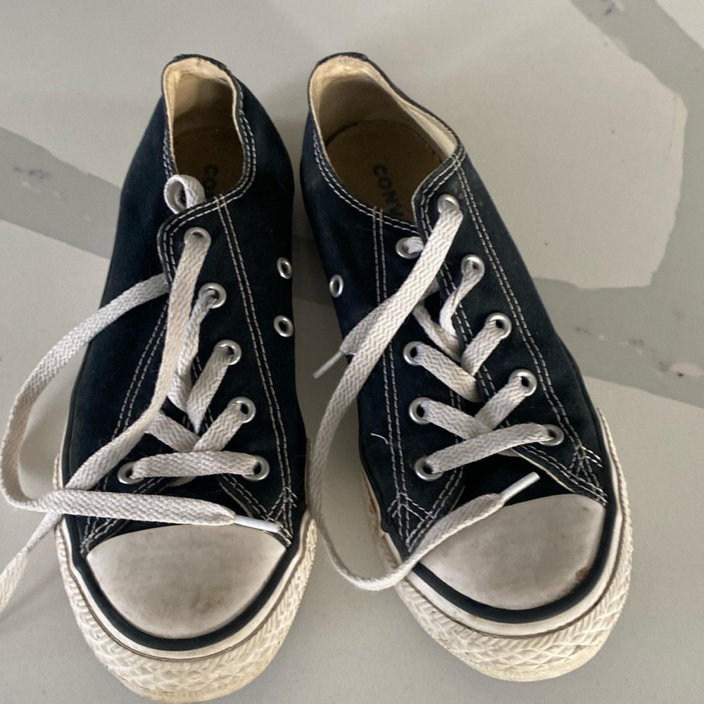 Kids low top size 3 converse black